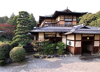 国・登録有形文化財　元東伏見宮家別邸料理旅館　吉田山荘